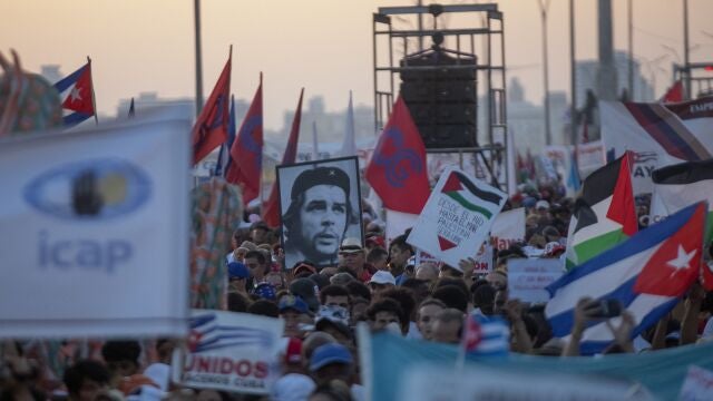 Docenas de personas se congregan este miércoles primero de mayo en la Tribuna Antiimperialista para los actos conmemorativos del Día Internacional de los Trabajadores, en La Habana (Cuba).