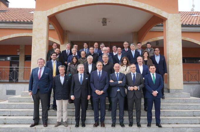 El alcalde de Salamanca, Carlos García Carbayo, con los responsables de Empresa Familiar