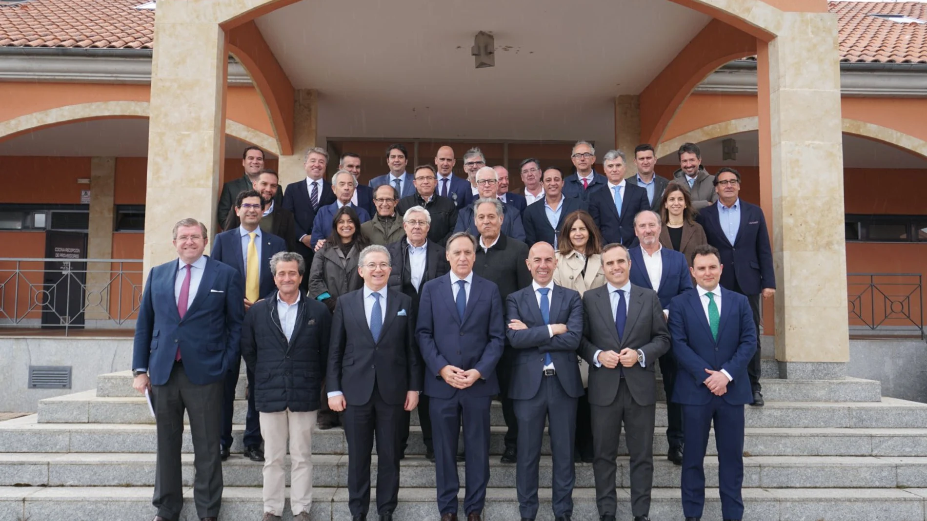 El alcalde de Salamanca, Carlos García Carbayo, con los responsables de Empresa Familiar