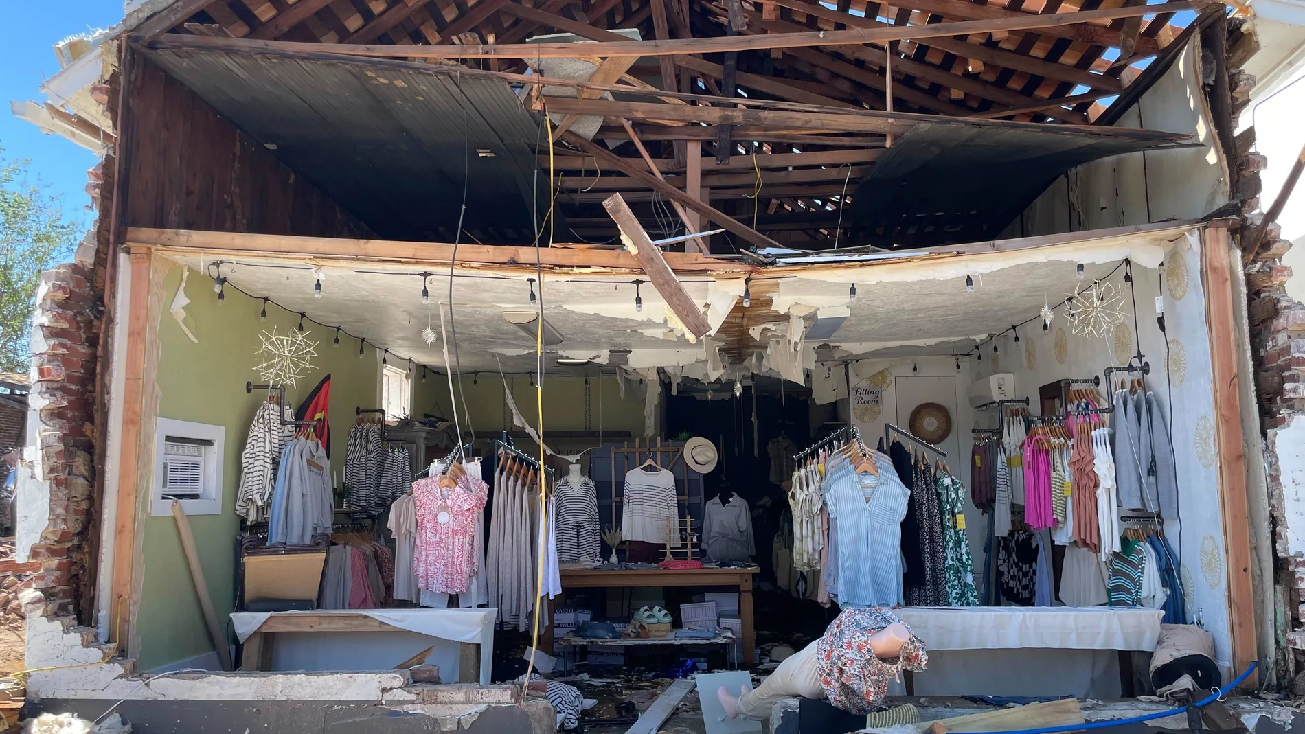 Daños causados en una tienda de ropa tras el paso de un tornado el pasado día 29 de abril en el estado de Oklahoma