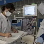 Una sanitaria del Hospital Clínic de Barcelona trabaja tomando notas a mano después de un ciberataque &quot;complejo&quot; sufrido, perpetrado desde fuera de España.