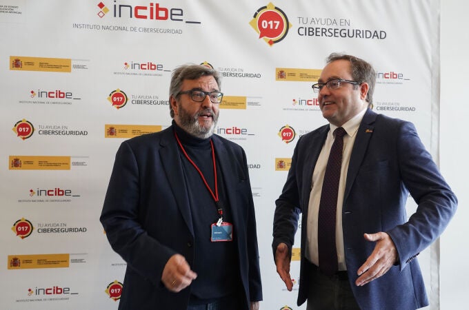 El director del Incibe, Félix Barrio y el Maestro Internacional de Ajedrez, Marcelino Sión