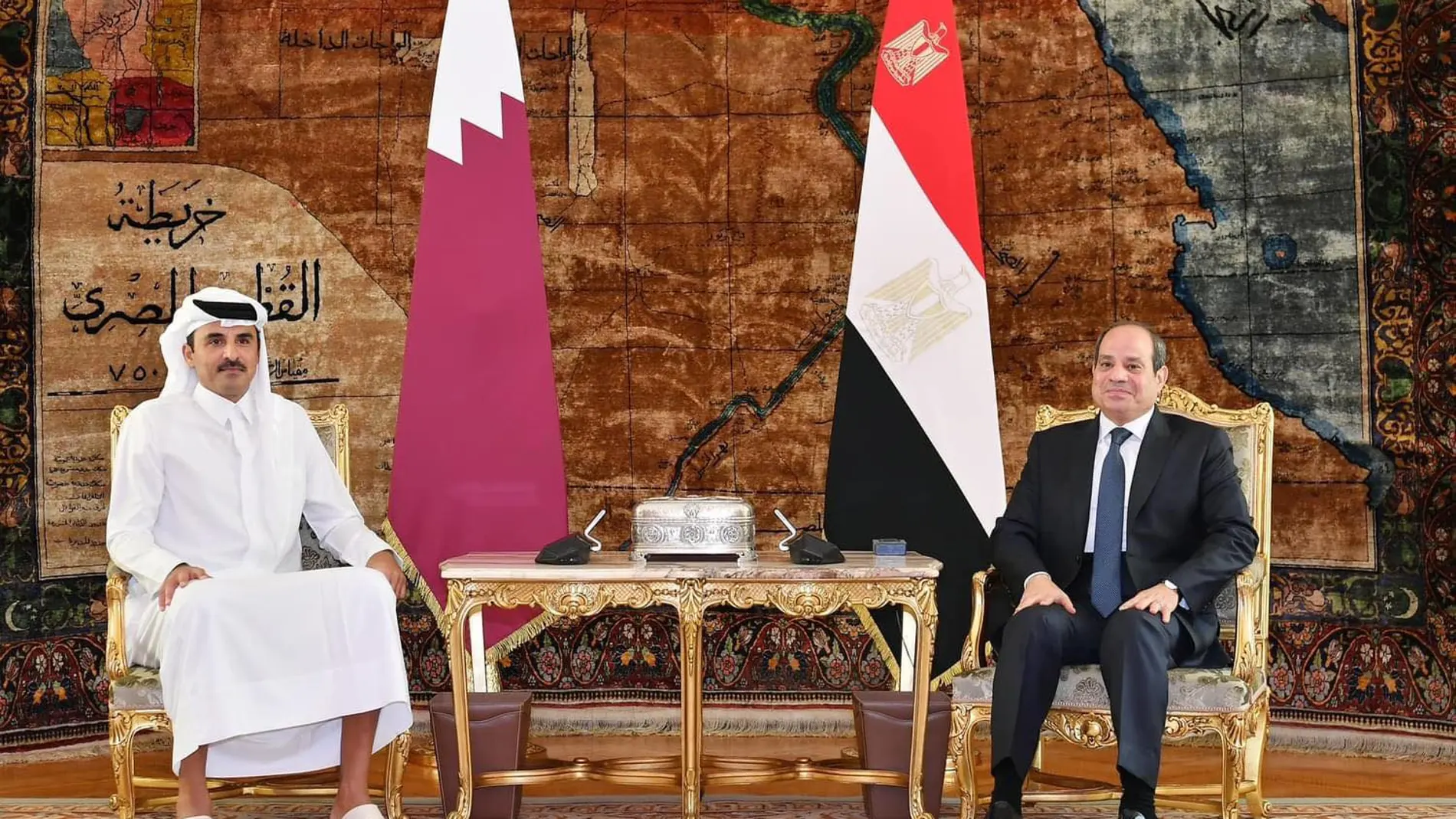 CAIRO, Nov. 10, 2023 -- Egyptian President Abdel-Fattah al-Sisi (R) meets with Qatari Emir Sheikh Tamim bin Hamad Al Thani in Cairo, Egypt, on Nov. 10, 2023. Egyptian President Abdel-Fattah al-Sisi and the visiting Qatari Emir Sheikh Tamim bin Hamad Al Thani discussed on Friday the Israeli military escalations in the Gaza Strip and their regional repercussions, the Egyptian presidency said in a statement. (Foto de ARCHIVO) 10/11/2023