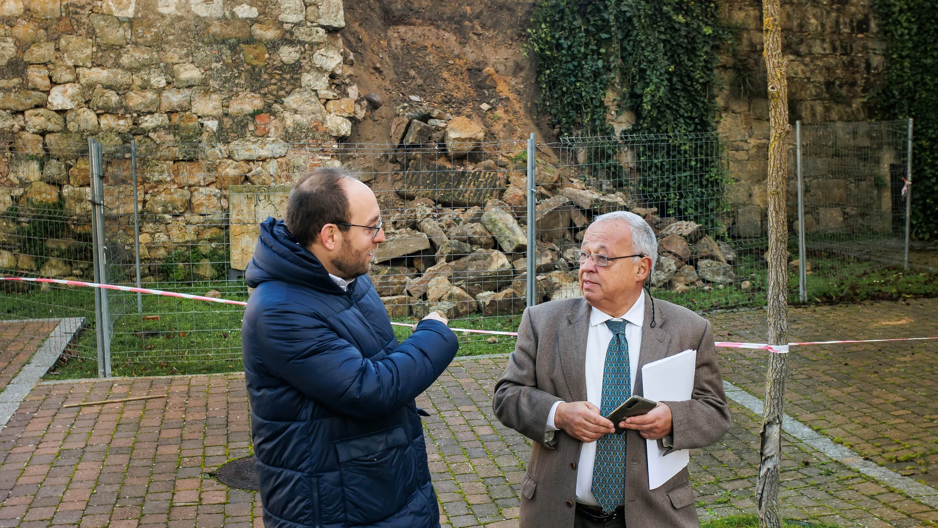 Marcos Iglesias junto a Gonzalo Santonja a los pies de la muralla de Ciudad Rodrigo