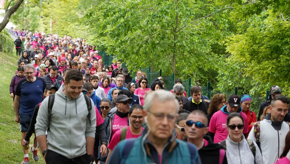 Miles de andarines vallisoletanos participando en la Marcha Asprona