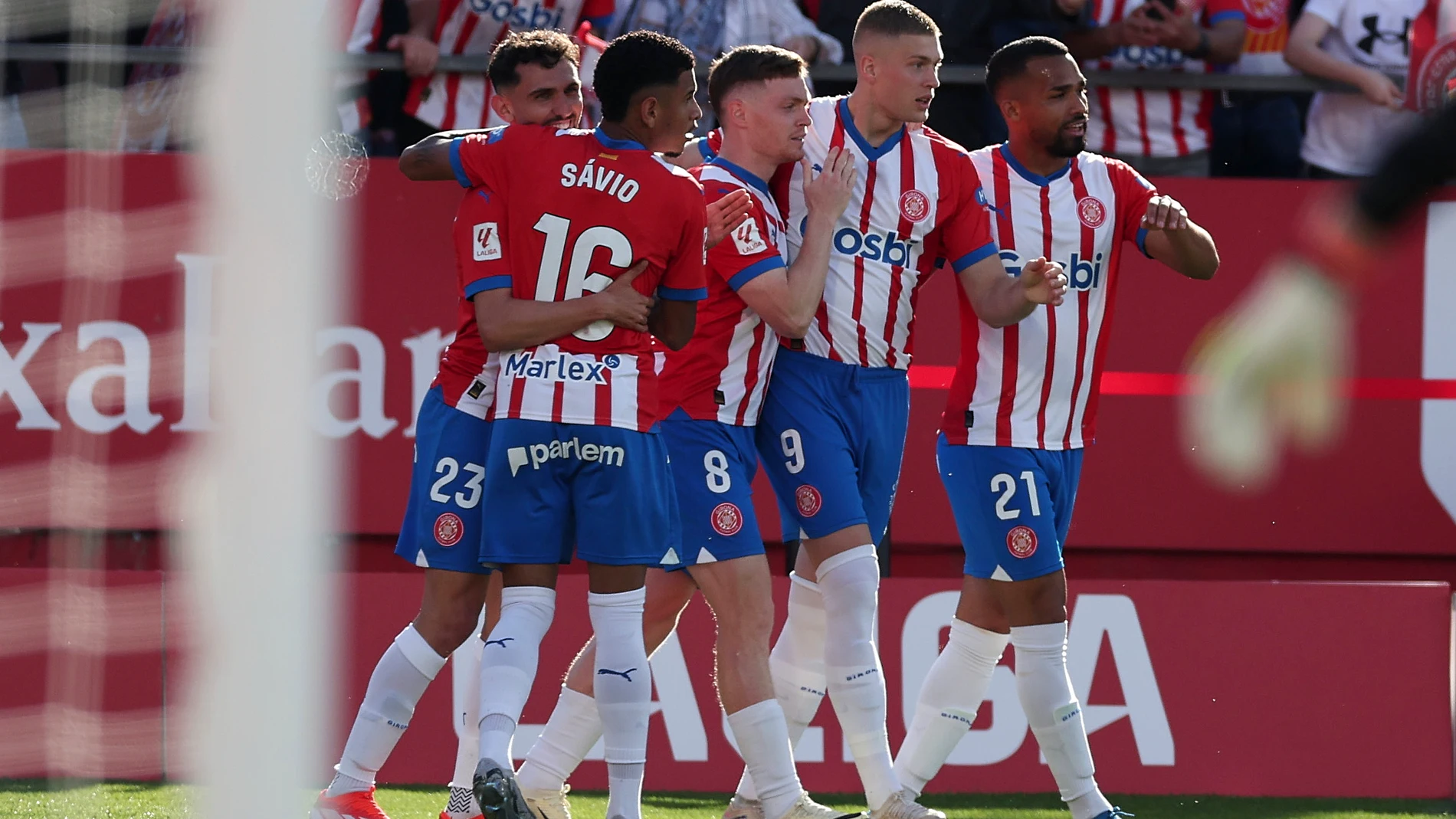 04 May 2024, Spain, Giron: Girona's Artem Dovbyk (2nd R) celebrates scoring his side's first goal with teammates during the Spanish Primera Division La Liga soccer match between Girona FC and FC Barcelona at Estadio de Montilivi. Photo: David Ramirez/DAX via ZUMA Press Wire/dpa David Ramirez/DAX via ZUMA Press / DPA 04/05/2024 ONLY FOR USE IN SPAIN