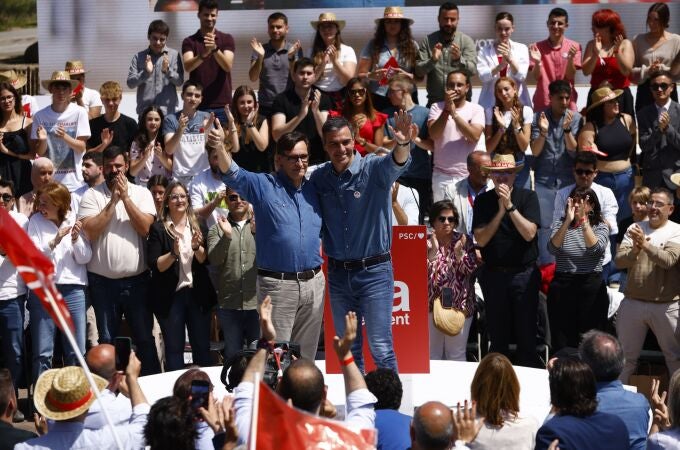 El secretario general del PSOE y presidente del Gobierno, Pedro Sánchez, junto al primer secretario del PSC y candidato a la Generalitat, Salvador Illa (i), durante un acto electoral del PSC este sábado en Barcelona. 