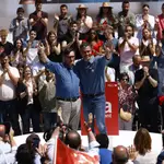 El secretario general del PSOE y presidente del Gobierno, Pedro Sánchez, junto al primer secretario del PSC y candidato a la Generalitat, Salvador Illa (i), durante un acto electoral del PSC este sábado en Barcelona. 