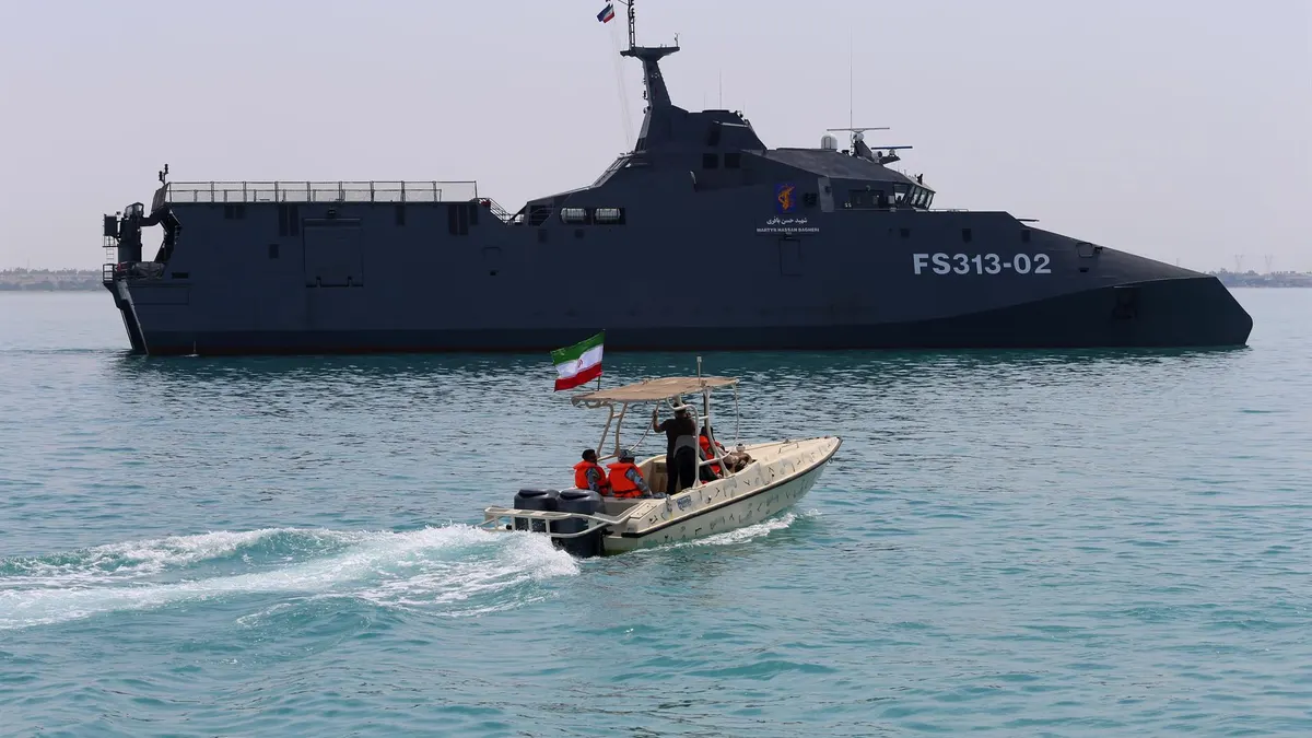 Irán cruza el ecuador con un barco cargado de drones y misiles (y no es una metáfora)