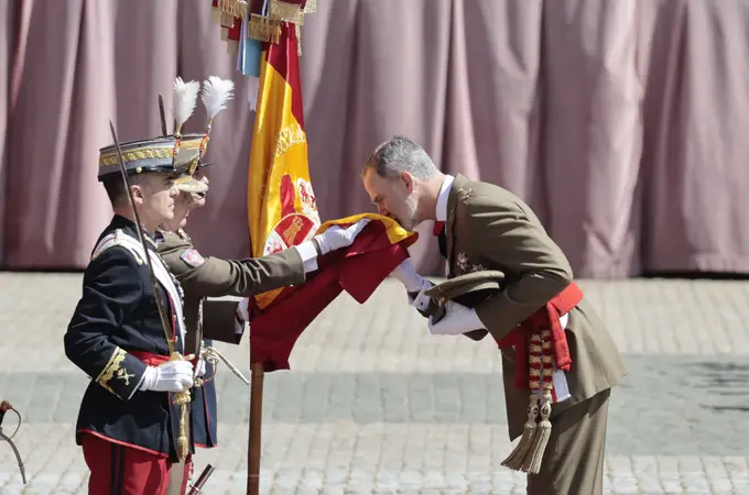 El Rey Felipe VI jura bandera ante la orgullosa mirada de Leonor y Letizia
