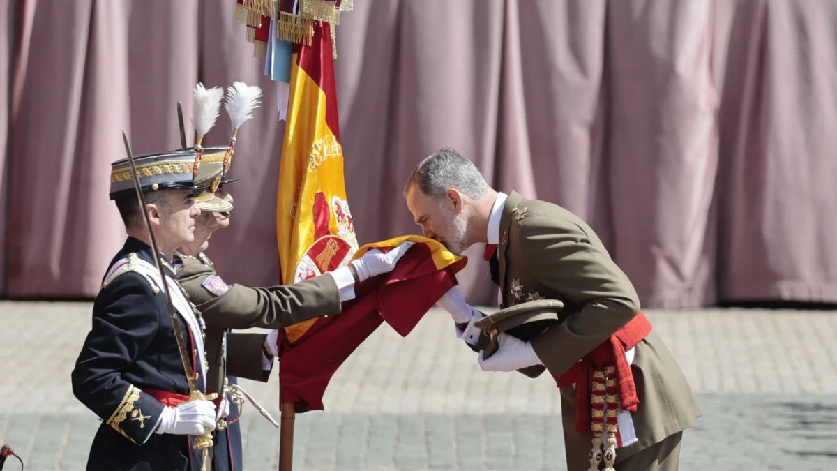 El Rey Felipe VI jura bandera ante la orgullosa mirada de Leonor y Letizia