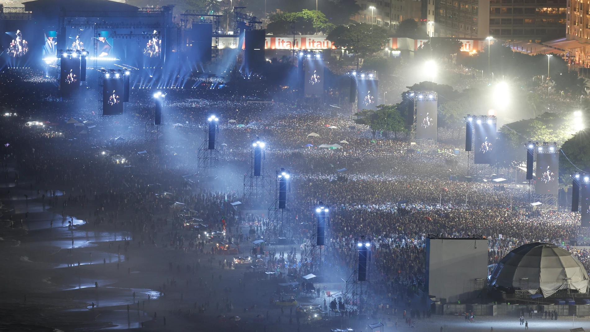 AME3447. RÍO DE JANEIRO (BRASIL), 04/05/2024.- Fotografía de un concierto gratuito de la cantante Madonna, única presentación de su gira The Celebration Tour en Suramérica, este sábado en la playa de Copacabana en Río de Janeiro (Brasil). EFE/ Antonio Lacerda