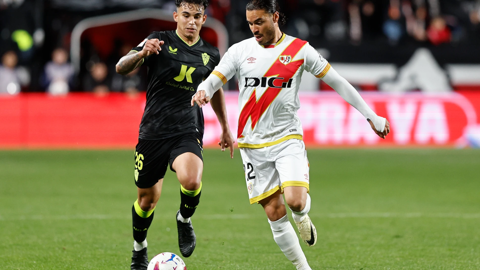 MADRID, 05/05/2024.- El delantero del Rayo Vallecano, Raúl de Tomás (d), conduce el balón ante el centrocampista del Almería, Marcos Peña, durante el encuentro correspondiente a la jornada 34 de Primera División que Rayo Vallecano y Almería disputan hoy domingo en el estadio de Vallecas, en Madrid. EFE / Rodrigo Jiménez.