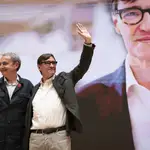 El primer secretario del PSC y candidato a la presidencia de la Generalitat, Salvador Illa (d) y el expresidente del Gobierno José Luís Rodríguez Zapatero, durante un mítin de su partido este domingo en Girona. 