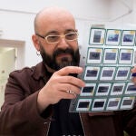 Felipe Piñuela archiva las fotografías