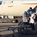 Momento en que la pasajera marroquí es bajada del avión
