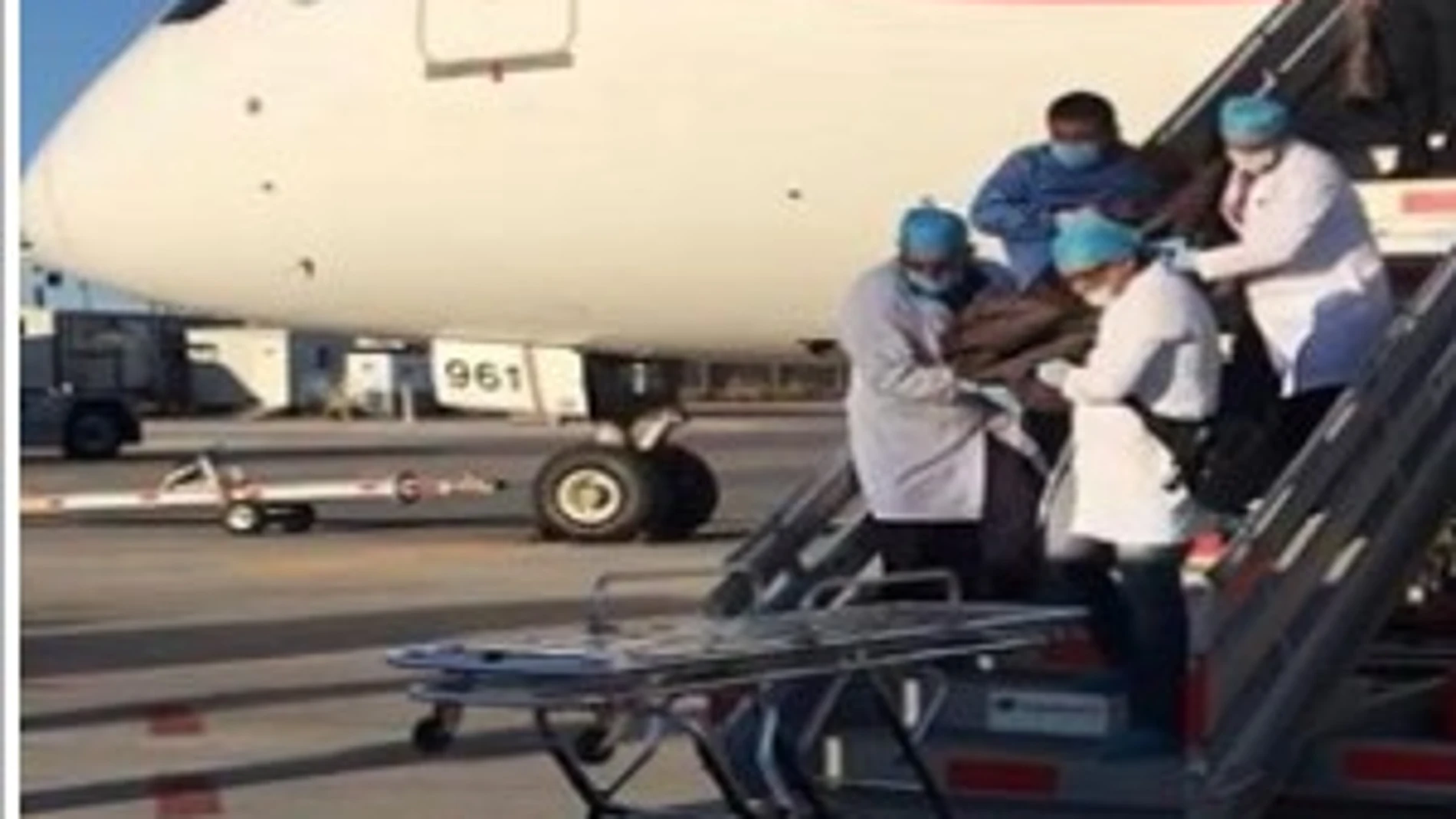 Momento en que la pasajera marroquí es bajada del avión