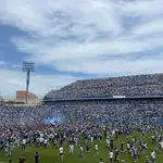 Los aficionados del Hércules C.F. han tomado el campo de juego tras el ascenso del equipo y Alicante se ha convertido en una fiesta. 
