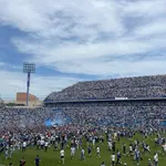 Los aficionados del Hércules C.F. han tomado el campo de juego tras el ascenso del equipo y Alicante se ha convertido en una fiesta. 