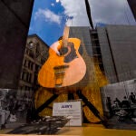 La guitarra perdida de John Lennon reaparece para batir récords de subasta