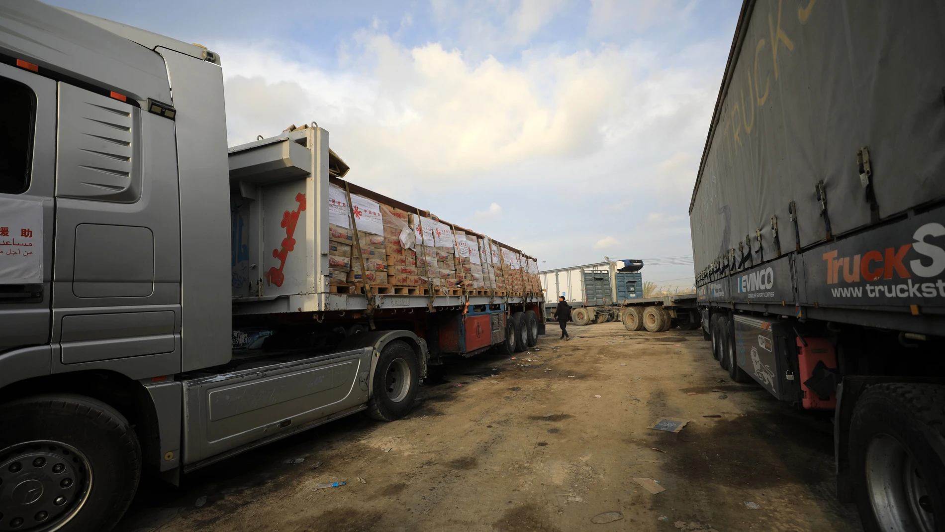 GAZA, Dec. 18, 2023 -- A truck loaded with humanitarian aid supplies provided by China is seen on the Gaza side of the Kerem Shalom border crossing between Israel and the Gaza Strip, Dec. 17, 2023. (Foto de ARCHIVO) 17/12/2023