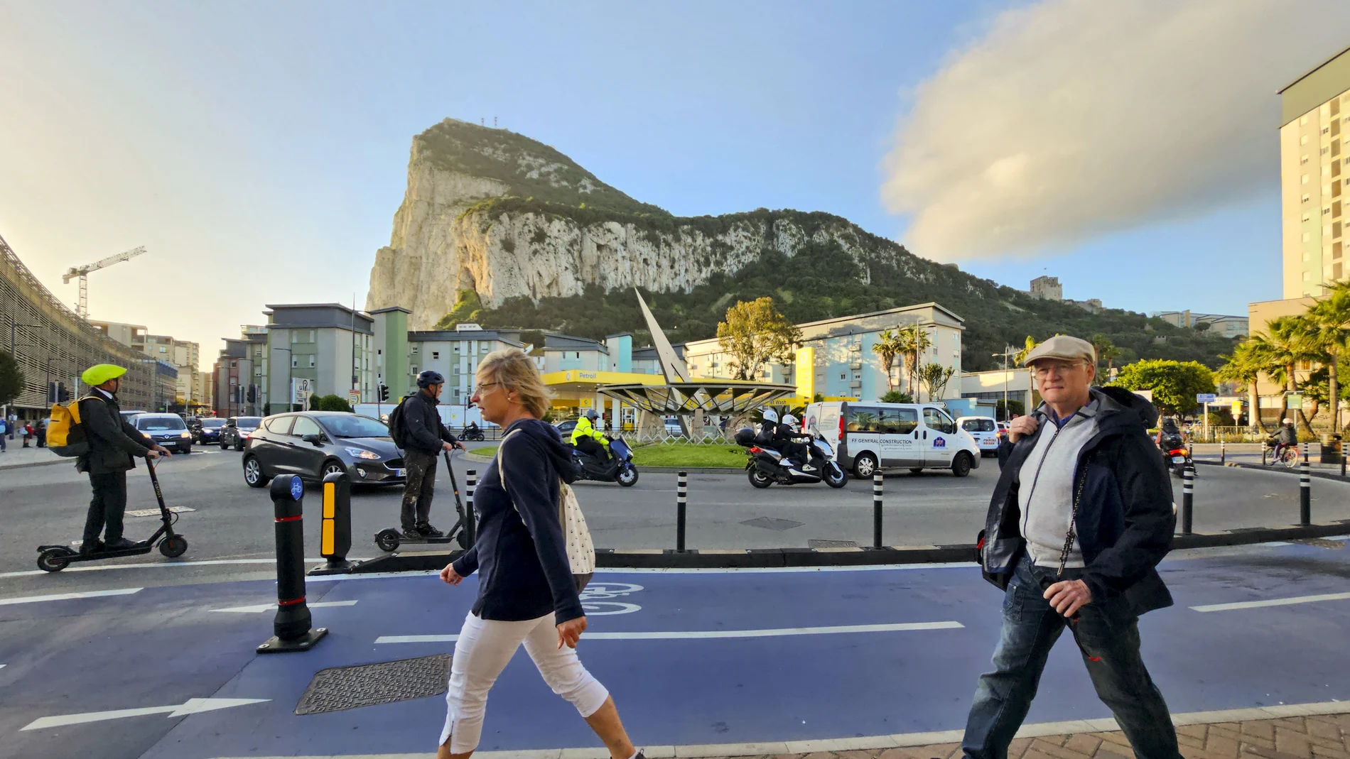 Aspecto que presenta una de las calles principales de Gibraltar.