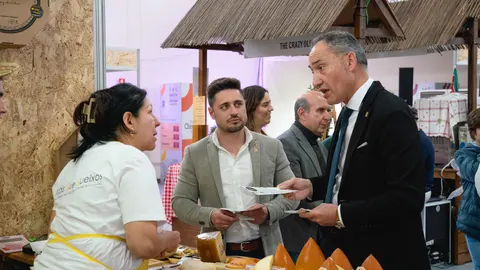 El vicepresidente cuarto y diputado de Desarrollo Económico, Alimentos de Zamora y presidente de Ifeza, Emilio Fernández Martínez, y el director del ente ferial, Sergio de Fuentes Román, promocionan en Portugal "Fromago" y el queso zamorano