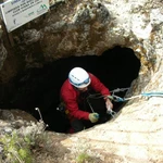 Un varón practicando espeleología en la cueva Sima del Fraile en Cifuentes (Guadalajara) 