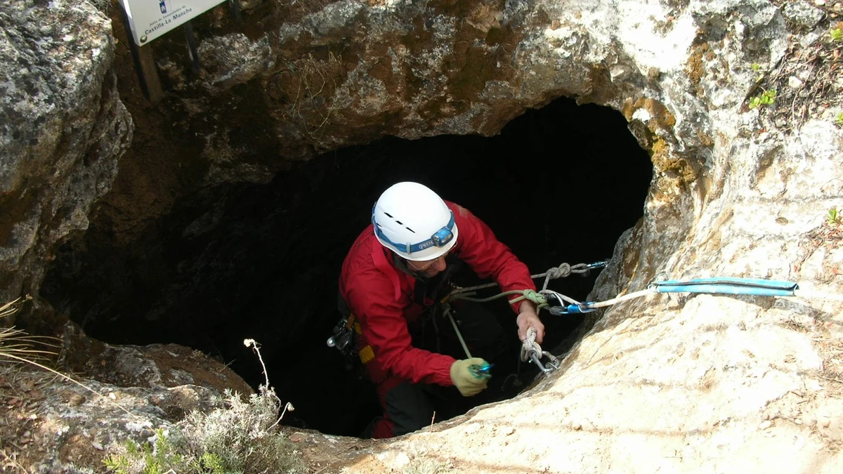 Rescatan a una joven de 19 años atrapada en una cueva en un pueblo de Guadalajara