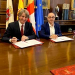 El alcalde de Soria, Carlos Martínez, y el director general de Iberaval, Pedro Pisonero, suscriben el acuerdo