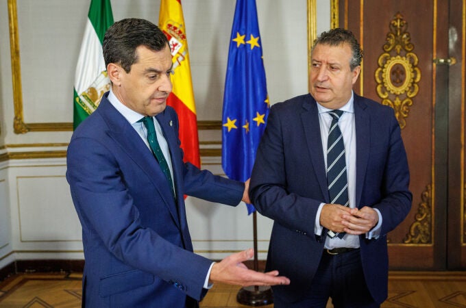 Juanma Moreno (PP) recibe al presidente de la Diputación de Sevilla, Javier Fernández (PSOE)