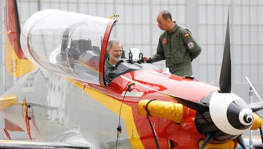 MURCIA.-El Rey Felipe VI realiza un vuelo simulado y se sube a bordo de una aeronave 'Pilatus' durante su visita a la AGA
