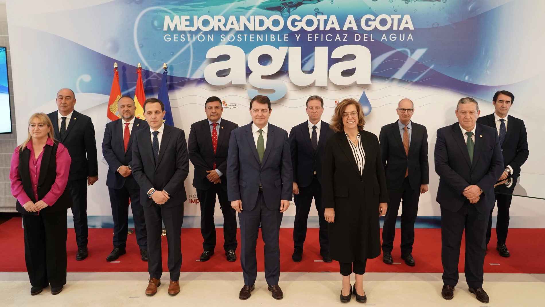 Foto de familia de Mañueco con los presidentes de las diputaciones provinciales tras el acuerdo