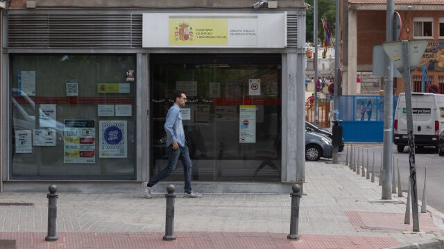Una persona camina delante de una oficina de la Seguridad Social