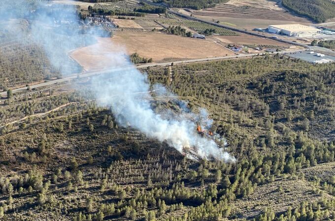 AMP.- Sucesos.- Efectivos trabajan en la extinción de un incendio en la Sierra de San Miguel, en Calasparra (Murcia)
