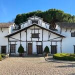 Uno de los antiguos propietarios de mediados del siglo XIX fue un prestigioso arquitecto vasco y fue él quien construyó la bonita casa a imagen de una casona vasca