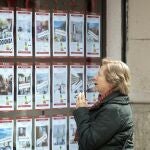 Una persona observa la oferta de pisos en alquiler de una oficina inmobiliaria de Barcelona.