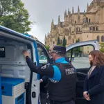 El alcalde de Segovia, José Mazarías, conoce de primera mano la nueva furgoneta de atestados de la Policía Local