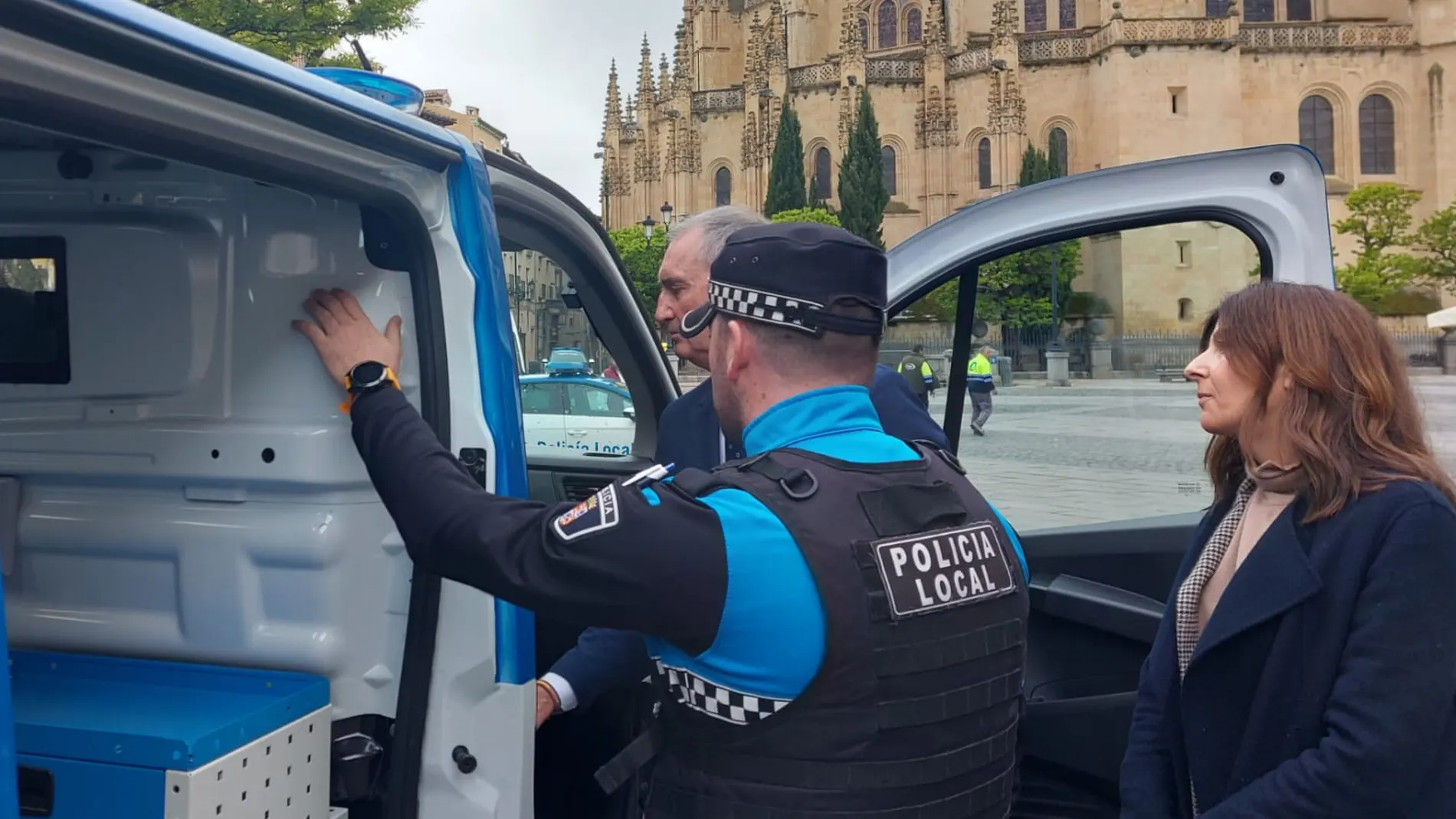 El alcalde de Segovia, José Mazarías, conoce de primera mano la nueva furgoneta de atestados de la Policía Local