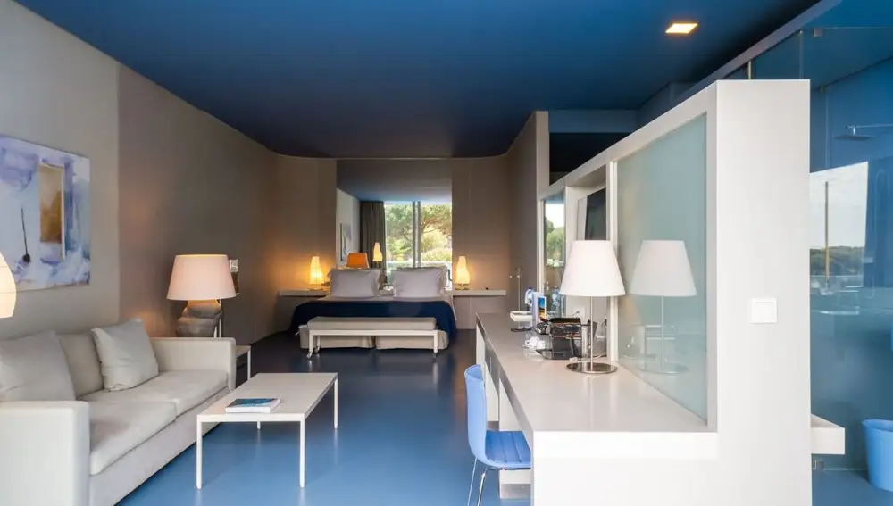 Destaca la amplitud y luminosidad de las habitaciones