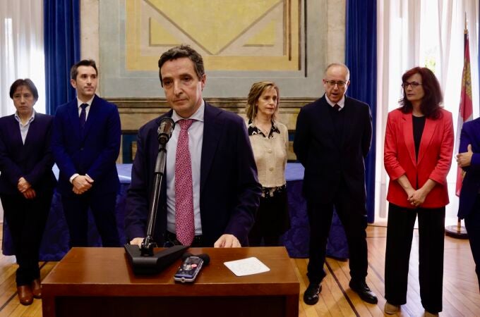 El único candidato a rector de la Universidad de Salamanca, Juan Manuel Corchado, acompañado de su equipo, hace balance de la campaña electoral.