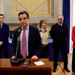 El único candidato a rector de la Universidad de Salamanca, Juan Manuel Corchado, acompañado de su equipo, hace balance de la campaña electoral.