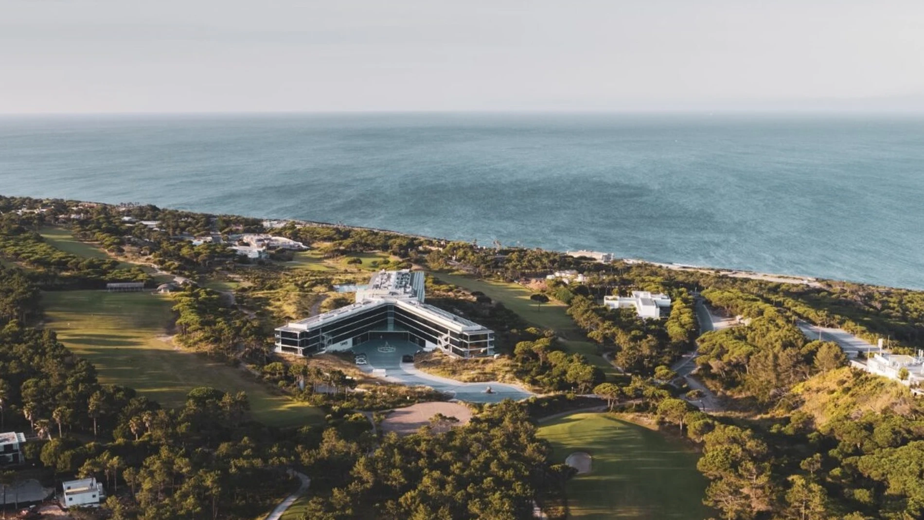 Desde esta perspectiva se aprecia perfectamente la idílica ubicación del hotel, junto al océano Atlántico