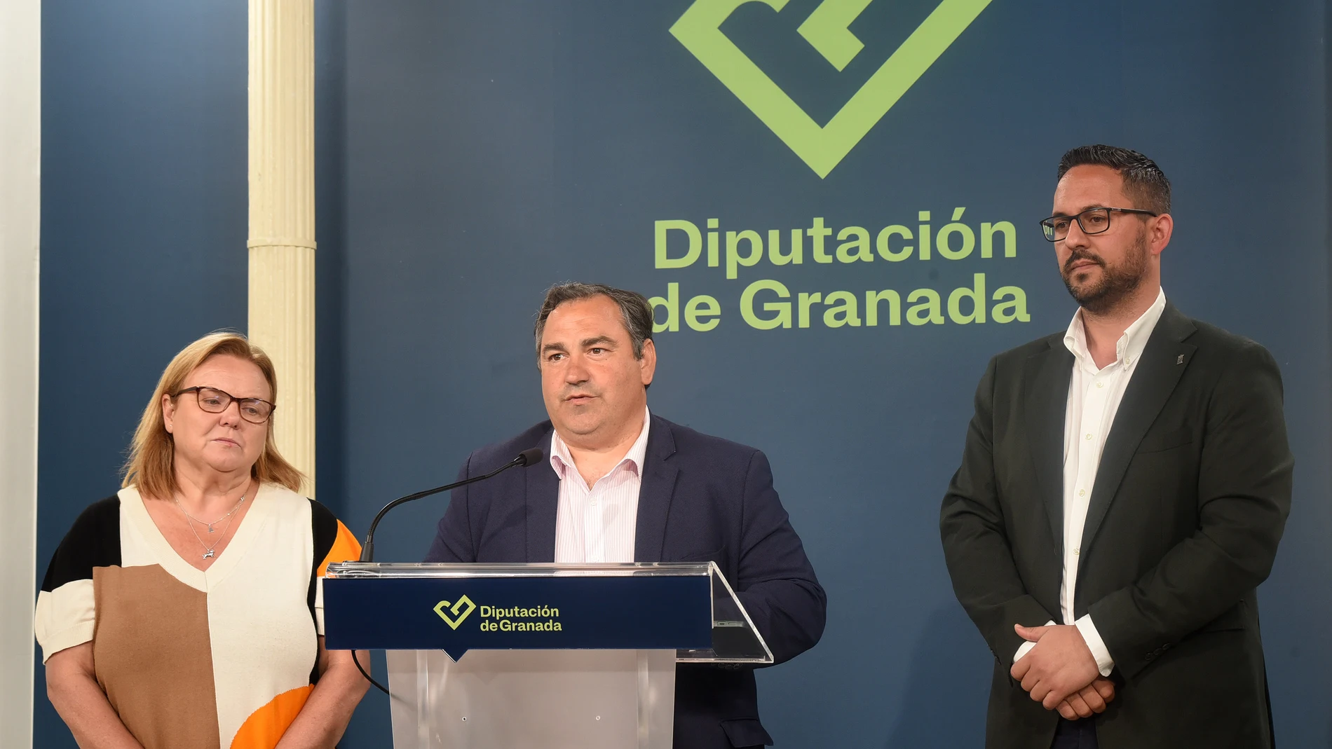 Antonio Mancilla y Eduardo Martos, respectivamente, junto a Ana Álvarez, representante de la Fundación Toro de Lidia,