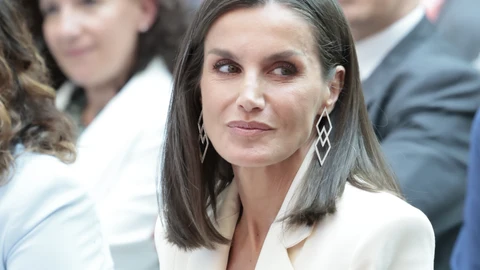 La Reina Letizia de nuevo con zapatillas.