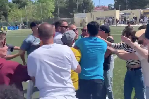 La vergonzosa pelea entre padres de niños de 8 años durante un partido en Sabadell