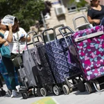Reparto de alimentos de la Fundación Madrina. Colas del hambre.
