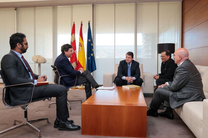 Mañueco durante el encuentro con el embajador de la India, en un encuentro en el que también estuvieron presentes Fernández Carriedo y Carnero