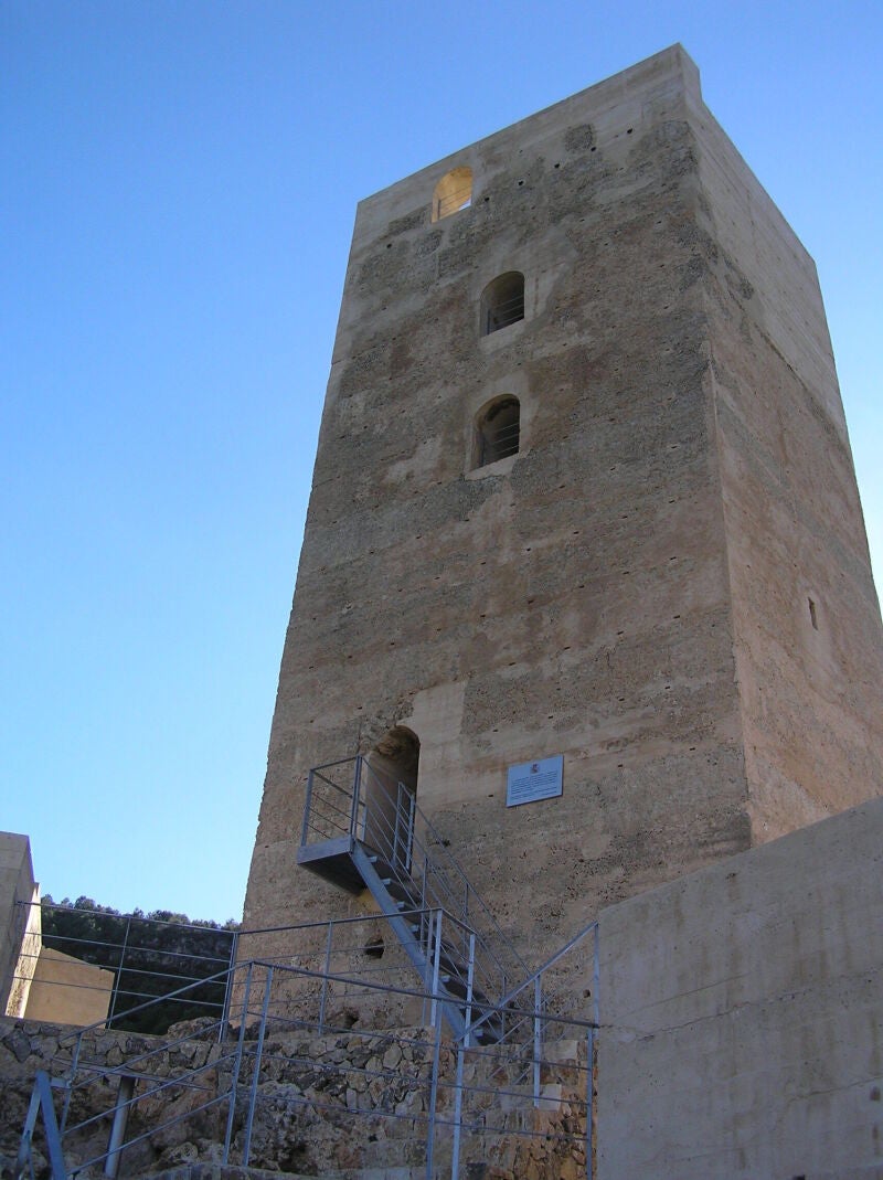 La torre con una dimensión de 6 metros de lado mayor, 3 metros de lado menor y 7 de altura