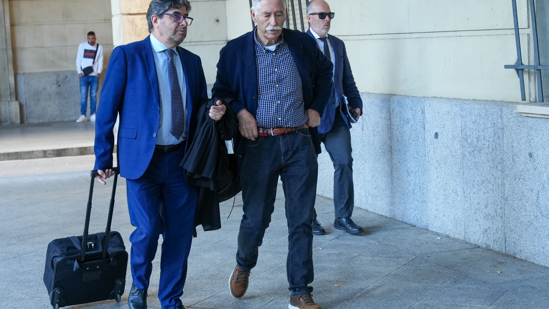 El exalcalde de Los Palacios y Villafranca Emilio Amuedo (D) a su llegada a los juzgados, a 7 de mayo de 2024, en Sevilla, Andalucía (España). La Sección Primera de la Audiencia de Sevilla tiene previsto iniciar este martes un juicio contra los exalcaldes socialistas de Los Palacios y Villafranca Emilio Amuedo y Antonio Maestre, así como contra una mujer como interventora municipal, por un delito de prevaricación en concurso con un delito de malversación derivado de una ayuda de 750.000 euros...